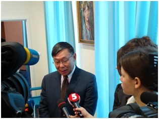 Ambassador Sumi gives an interview after the ceremony