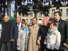 First from the right, People’s Deputy of Ukraine Oleksiy Poroshenko and fourth from the right is Ambassador Shigeki Sumi of Japan to Ukraine