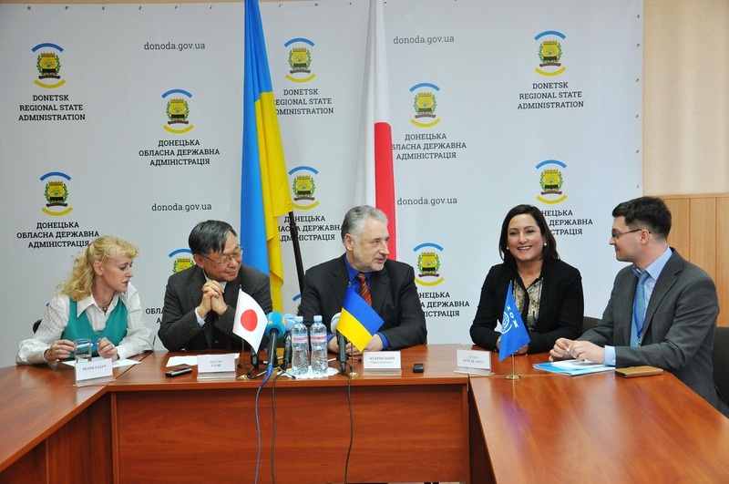 Ambassador Sumi, Head of Donetsk Regional State Administration Mr. Zhebrivskyi, IOM Program Coordinator Ms. Ruiz de Azua (three people in the middle)