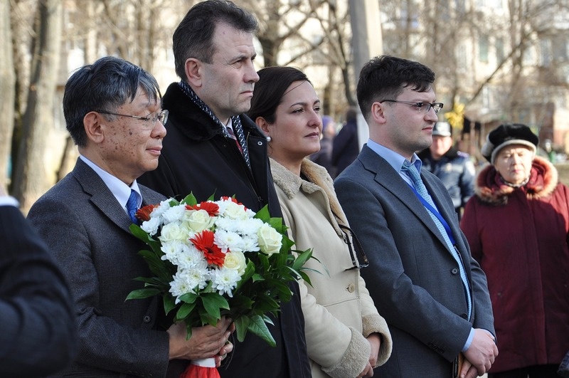 Покладання квітів