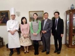 左から: 泉井公邸料理人,角大使夫人,ナターシャ・グジーさん,角大使,丹治書記官