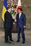 Прем'єр-міністр Японі Шіндзо Абе зустрічає Президента України Петра Порошенко (прес-служба Кабінету Міністрів Японії)