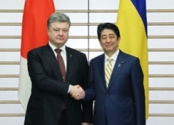 Рукостискання Глав держав (прес-служба Кабінету Міністрів Японії)
