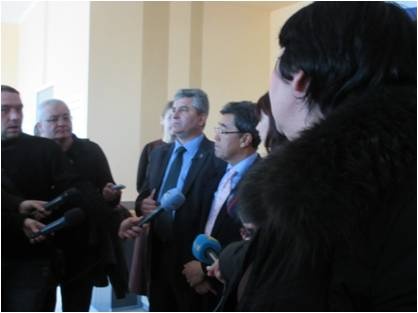 Minister-Counsellor Harada answering questions from journalists